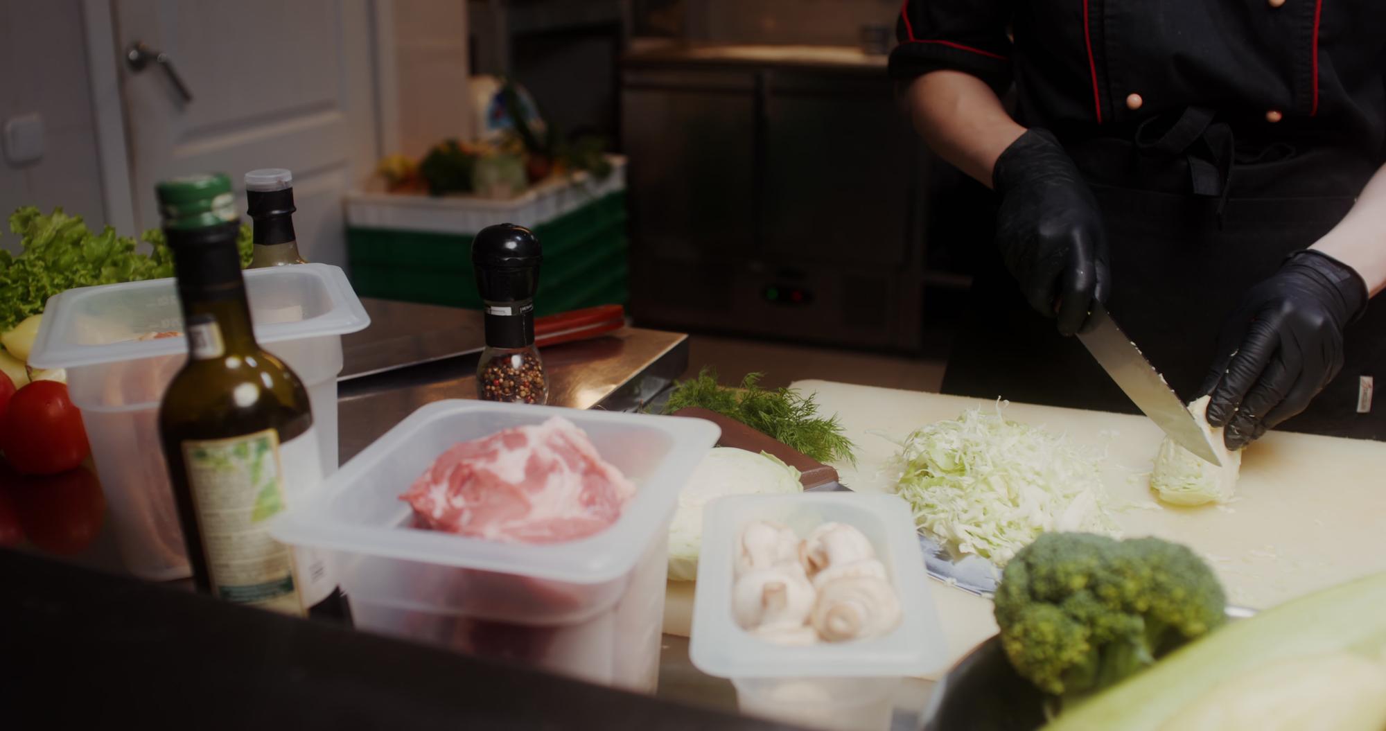 Stoisko przygotowań — sous-vide i mise en place